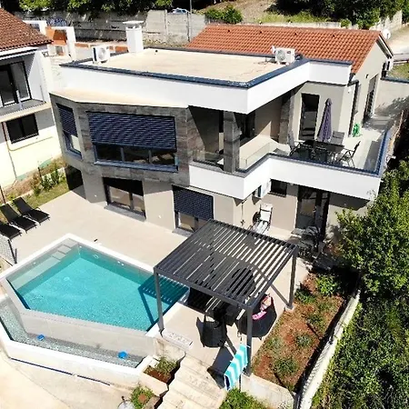 Matrix, Center, Pool פולה