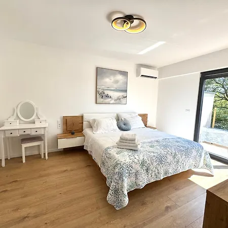 Matrix, Center, Pool פולה