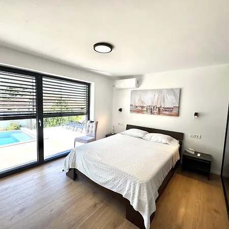 Matrix, Center, Pool فيلة بولا