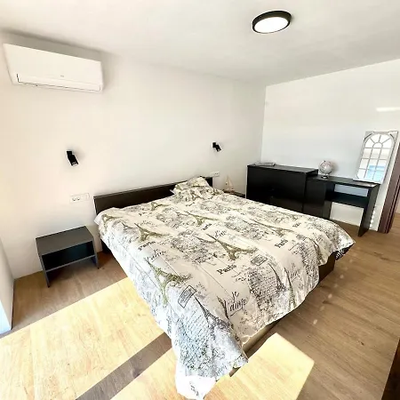 Matrix, Center, Pool וילה