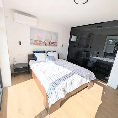 Matrix, Center, Pool וילה