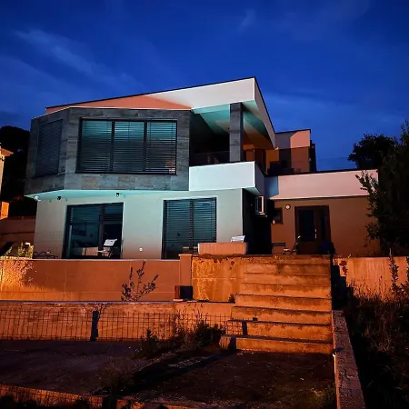 Matrix, Center, Pool * بولا