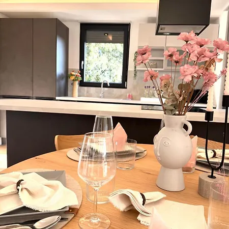 Matrix, Center, Pool Vila