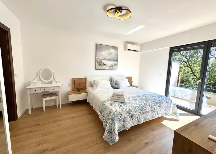 Matrix, Center, Pool Pula