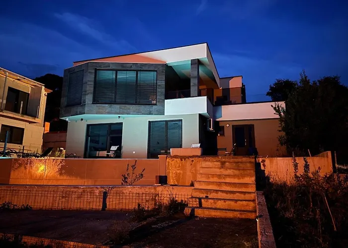 Matrix, Center, Pool * Pula